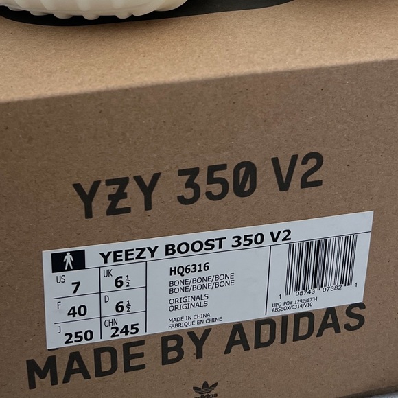 Yeezy 350 v2 Bone. 100% Authentic - Picture 3 of 3